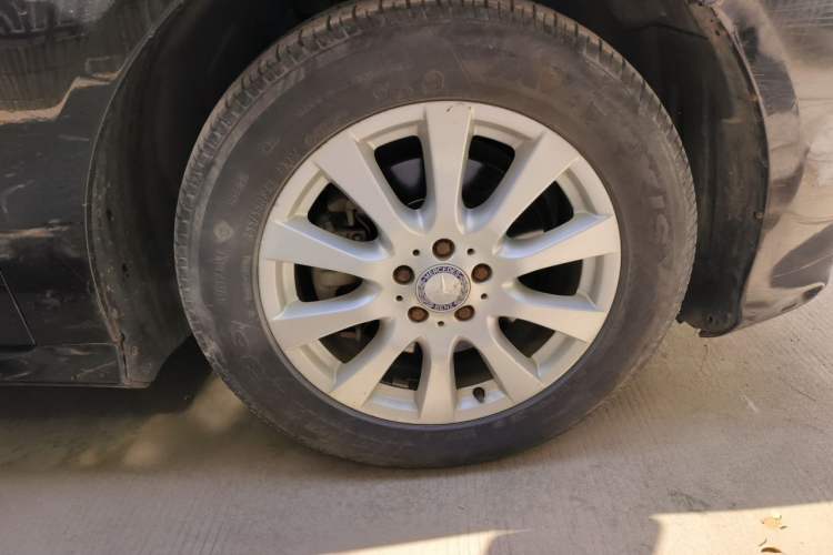 Used Mercedes-Benz R-Class 2011 R 300 L Business Model Right Front Wheel Hub