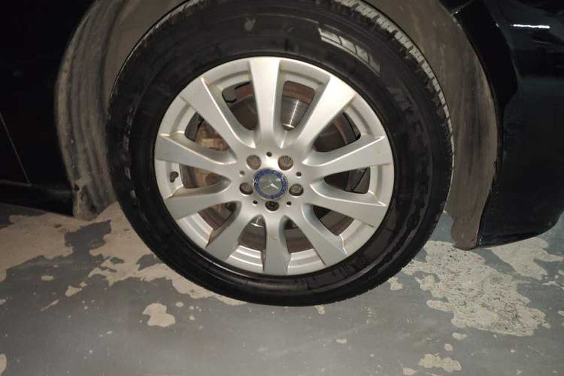Used Mercedes-Benz R-Class 2011 R 300 L Business Model Right Front Wheel Hub