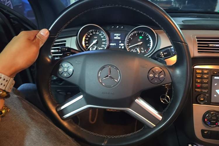 Used Mercedes-Benz R-Class 2011 R 300 L Business Model Steering Wheel