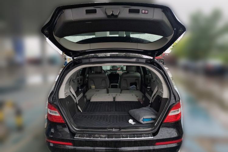 Used Mercedes-Benz R-Class 2011 R 350 L 4MATIC Trunk