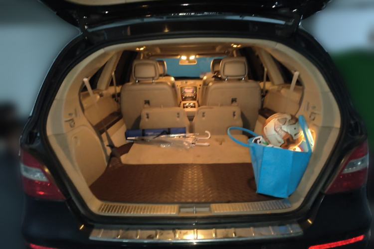 Used Mercedes-Benz R-Class 2011 R 350 L 4MATIC Trunk