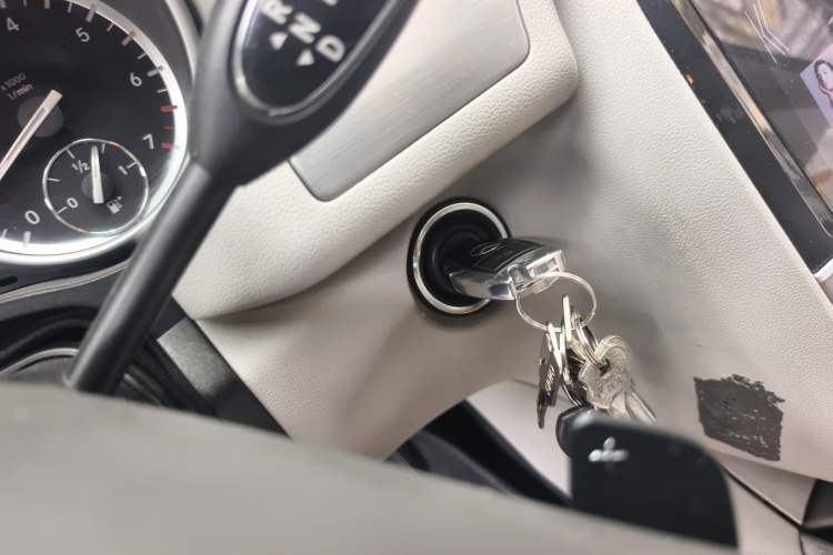 Used Mercedes-Benz R-Class 2011 R 300 L Business Model Vehicle Key