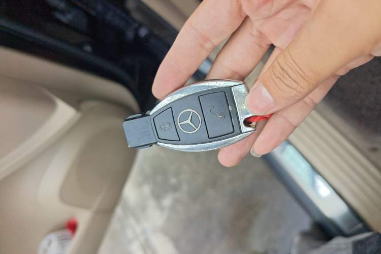 Used Mercedes-Benz R-Class 2011 R 300 L Business Model Vehicle Key