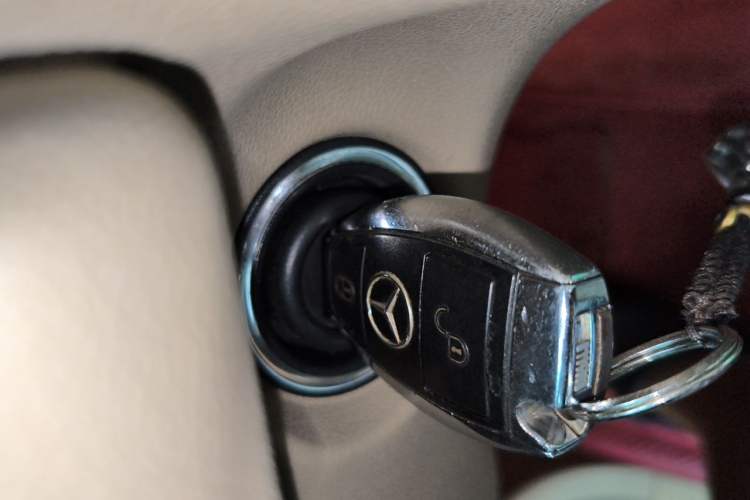 Used Mercedes-Benz R-Class 2011 R 300 L Business Model Vehicle Key