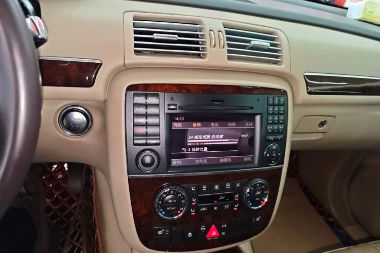 Used Mercedes-Benz R-Class 2011 R 350 L 4MATIC Audio And AC Panel