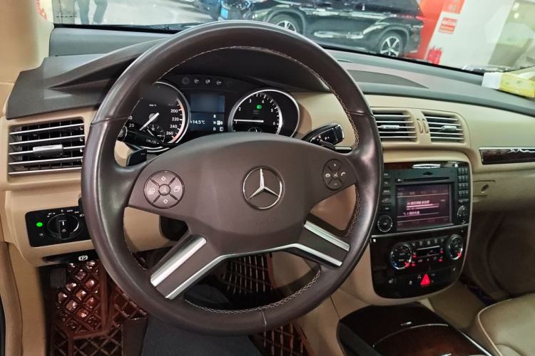 Used Mercedes-Benz R-Class 2011 R 350 L 4MATIC Center Console