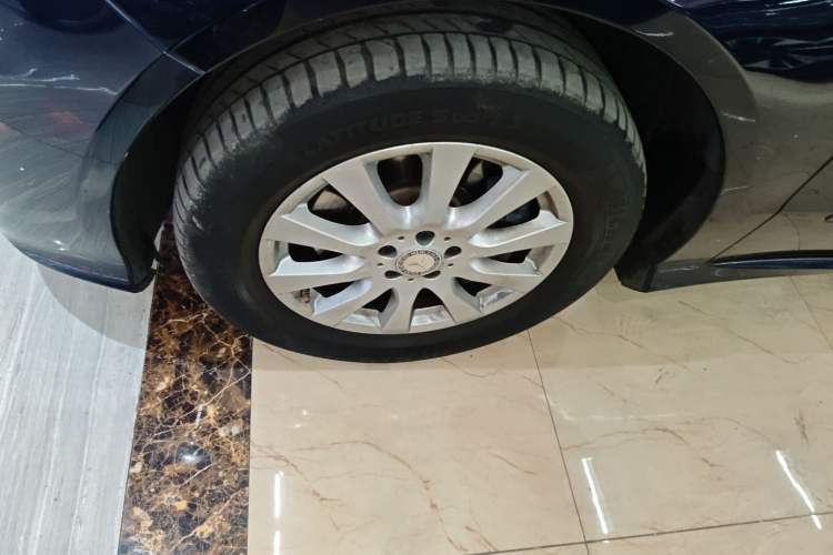 Used Mercedes-Benz R-Class 2011 R 350 L 4MATIC Exterior 4
