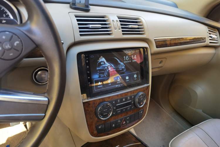 Used Mercedes-Benz R-Class 2011 R 350 L 4MATIC Audio And AC Panel