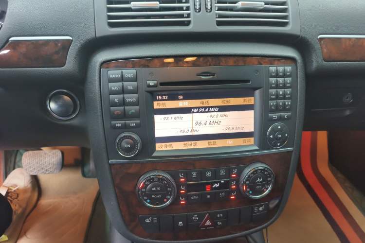 Used Mercedes-Benz R-Class 2011 R 350 L 4MATIC Audio And AC Panel