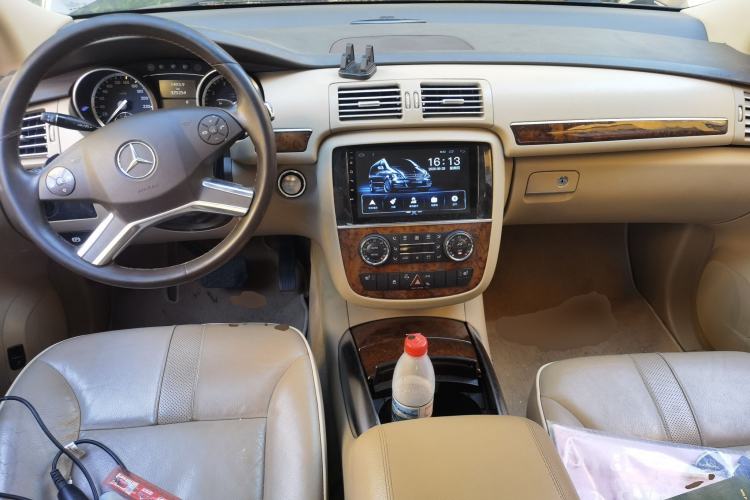 Used Mercedes-Benz R-Class 2011 R 350 L 4MATIC Center Console