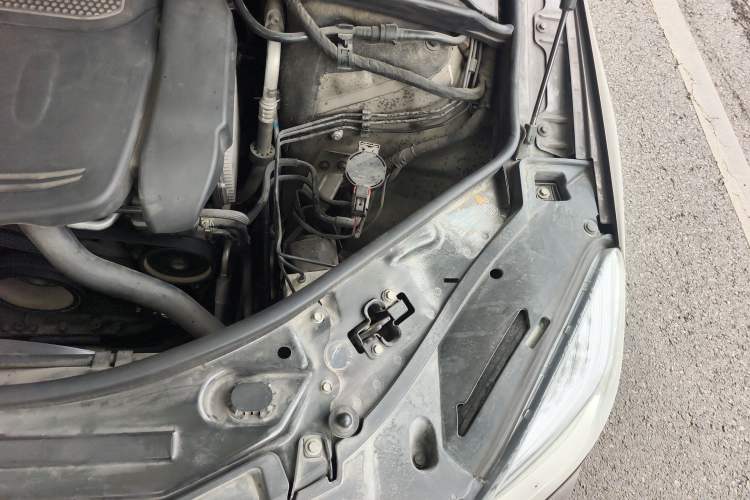 Used Mercedes-Benz R-Class 2011 R 350 L 4MATIC Engine Bay Left