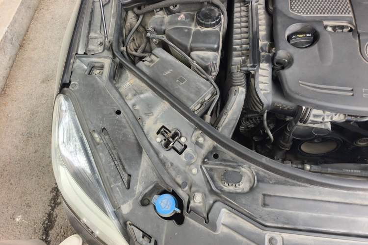 Used Mercedes-Benz R-Class 2011 R 350 L 4MATIC Engine Bay Right