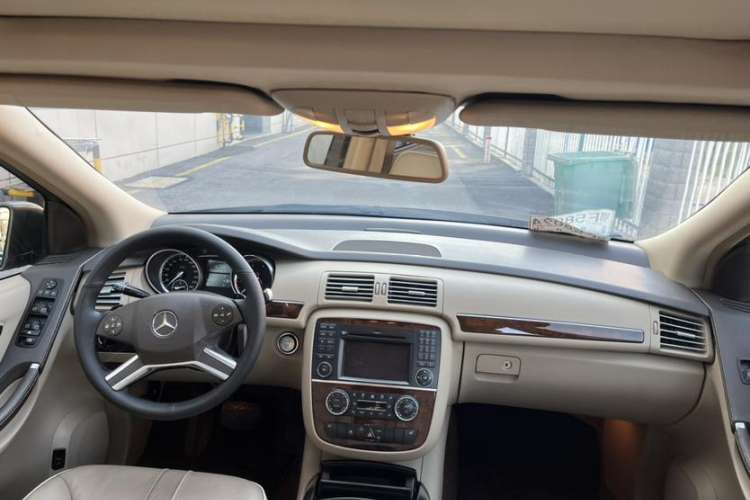 Used Mercedes-Benz R-Class 2011 R 350 L 4MATIC Interior 1