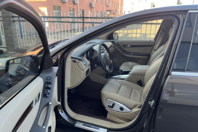 Used Mercedes-Benz R-Class 2011 R 350 L 4MATIC Interior 2