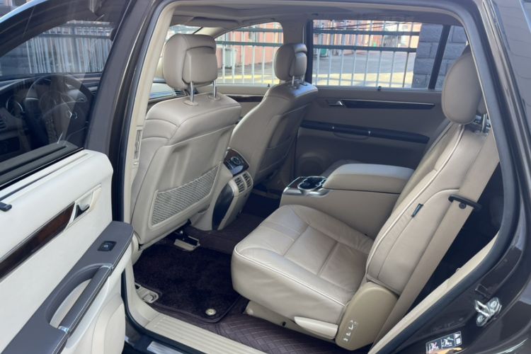 Used Mercedes-Benz R-Class 2011 R 350 L 4MATIC Interior 3
