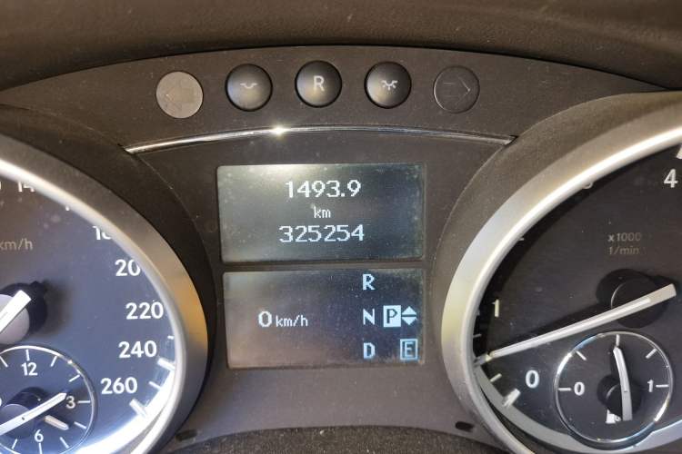 Used Mercedes-Benz R-Class 2011 R 350 L 4MATIC Odometer Close Up