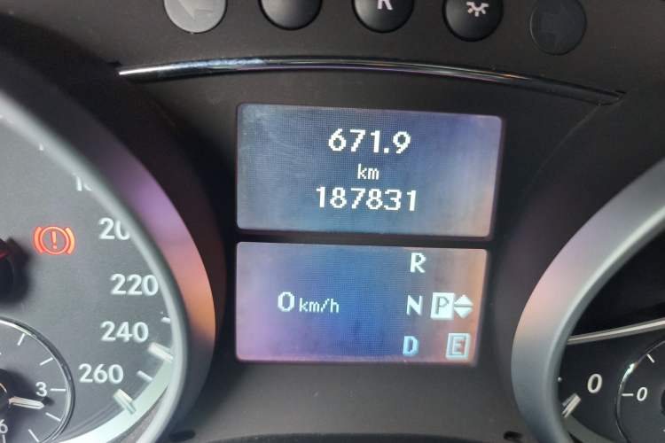 Used Mercedes-Benz R-Class 2011 R 350 L 4MATIC Odometer Close Up