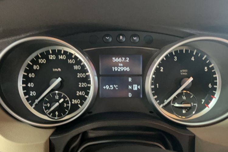 Used Mercedes-Benz R-Class 2011 R 350 L 4MATIC Odometer Close Up
