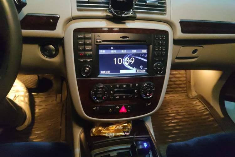 Used Mercedes-Benz R-Class 2011 R 350 L 4MATIC Audio And AC Panel