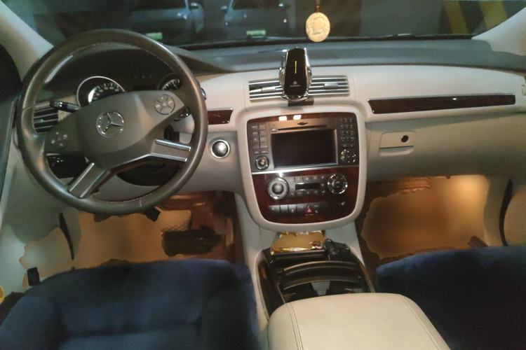 Used Mercedes-Benz R-Class 2011 R 350 L 4MATIC Center Console