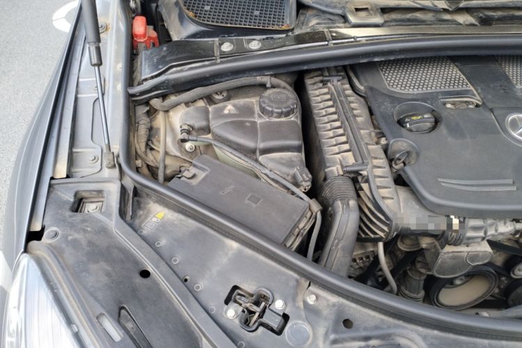 Used Mercedes-Benz R-Class 2011 R 350 L 4MATIC Engine Bay Right