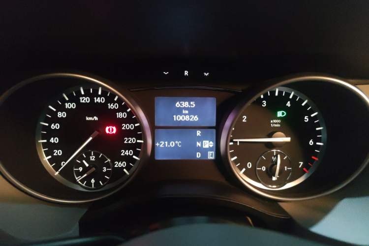 Used Mercedes-Benz R-Class 2011 R 350 L 4MATIC Odometer Close Up