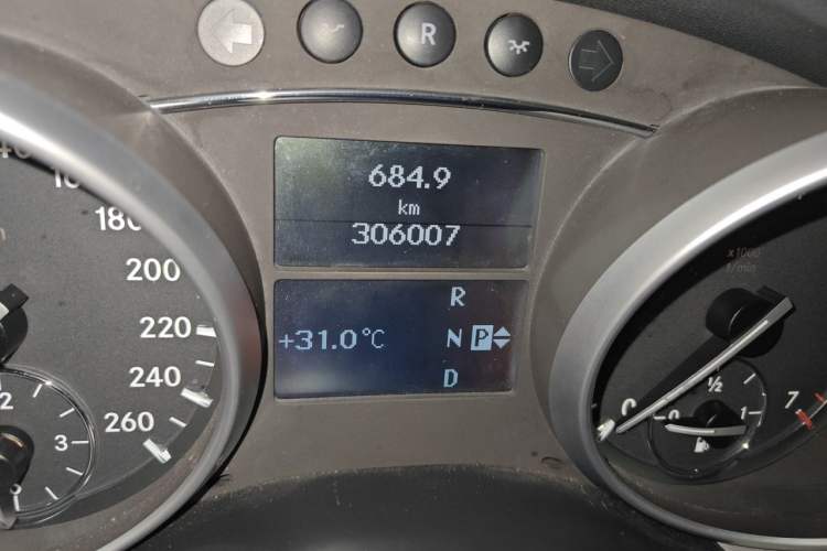 Used Mercedes-Benz R-Class 2011 R 300 L Business Model Odometer Close Up