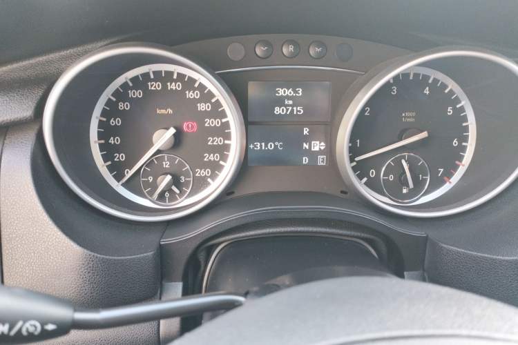 Used Mercedes-Benz R-Class 2011 R 350 L 4MATIC Odometer Close Up
