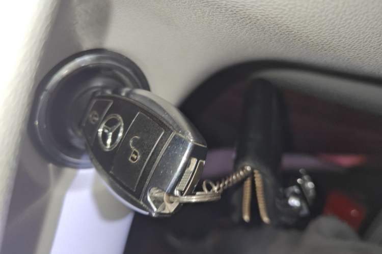 Used Mercedes-Benz R-Class 2011 R 300 L Business Model Vehicle Key