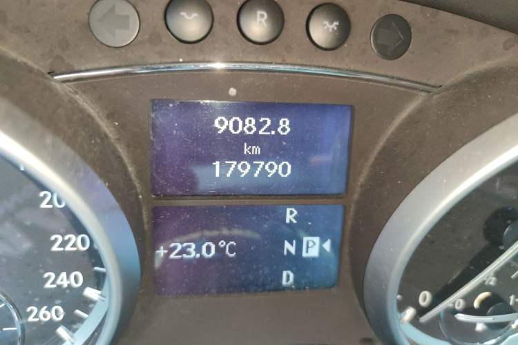 Used Mercedes-Benz R-Class 2011 R 350 L 4MATIC Odometer Close Up