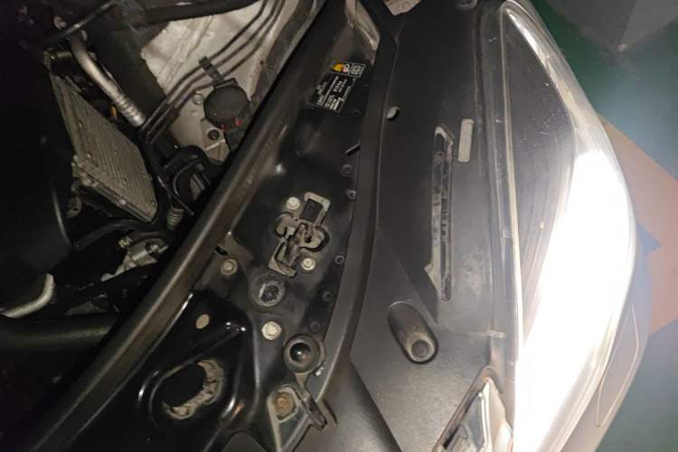 Used Mercedes-Benz R-Class 2011 R 350 L 4MATIC Engine Bay Left
