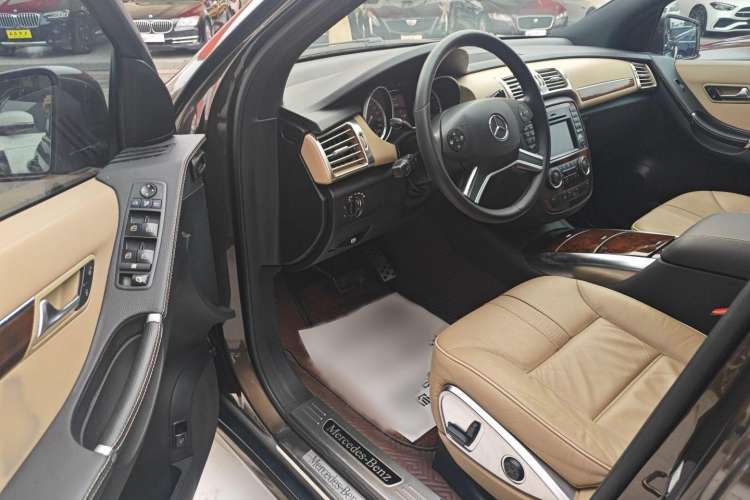 Used Mercedes-Benz R-Class 2011 R 350 L 4MATIC Interior 2