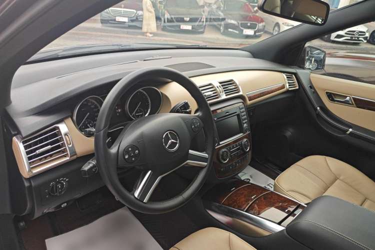 Used Mercedes-Benz R-Class 2011 R 350 L 4MATIC Interior 3