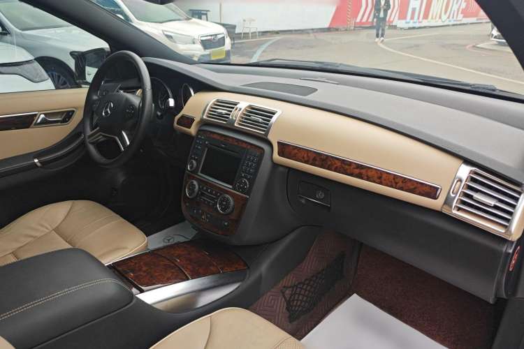 Used Mercedes-Benz R-Class 2011 R 350 L 4MATIC Interior 5
