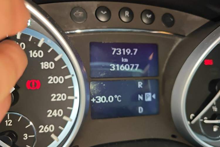 Used Mercedes-Benz R-Class 2011 R 350 L 4MATIC Odometer Close Up