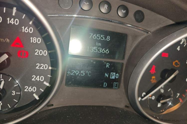 Used Mercedes-Benz R-Class 2011 R 300 L Business Model Odometer Close Up
