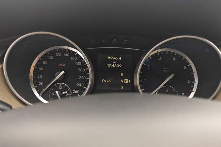 Used Mercedes-Benz R-Class 2011 R 350 L 4MATIC Odometer Close Up