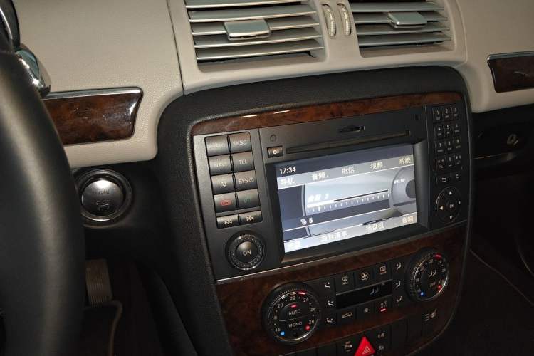 Used Mercedes-Benz R-Class 2011 R 350 L 4MATIC Audio And AC Panel