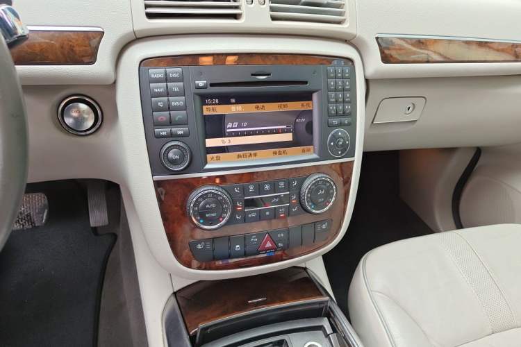 Used Mercedes-Benz R-Class 2011 R 350 L 4MATIC Audio And AC Panel