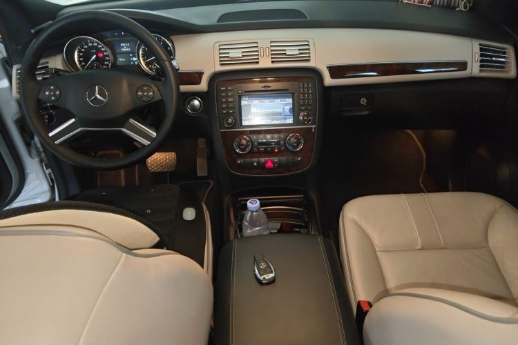 Used Mercedes-Benz R-Class 2011 R 350 L 4MATIC Center Console