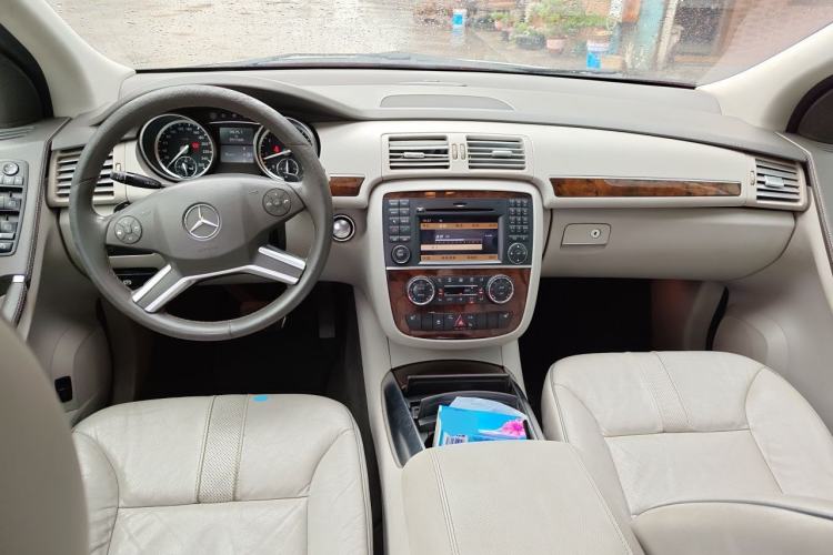 Used Mercedes-Benz R-Class 2011 R 350 L 4MATIC Center Console