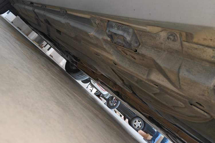 Used Mercedes-Benz R-Class 2011 R 350 L 4MATIC Chassis Rear Left