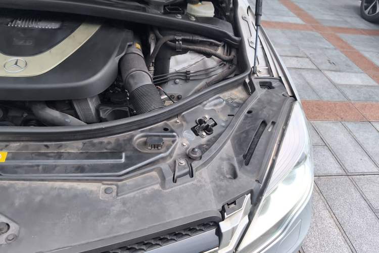 Used Mercedes-Benz R-Class 2011 R 300 L Business Model Engine Bay Left