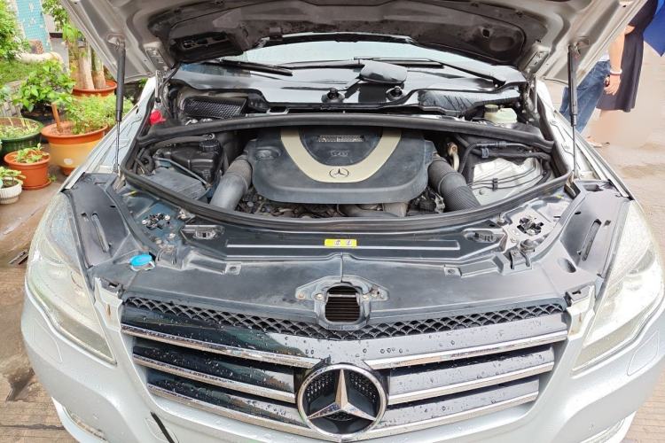 Used Mercedes-Benz R-Class 2011 R 350 L 4MATIC Engine Bay