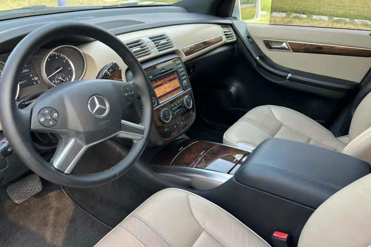 Used Mercedes-Benz R-Class 2011 R 350 L 4MATIC Interior 1