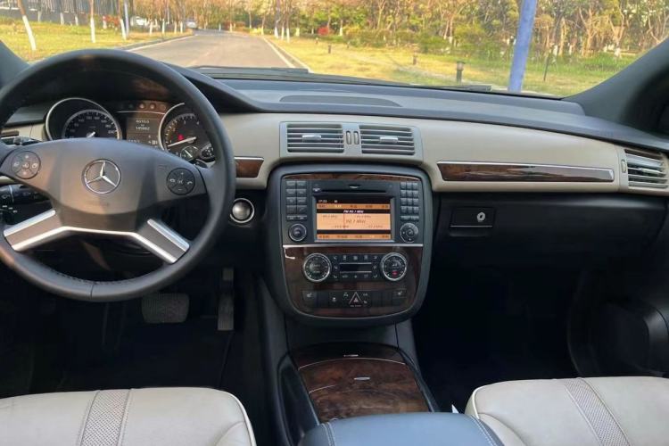 Used Mercedes-Benz R-Class 2011 R 350 L 4MATIC Interior 2