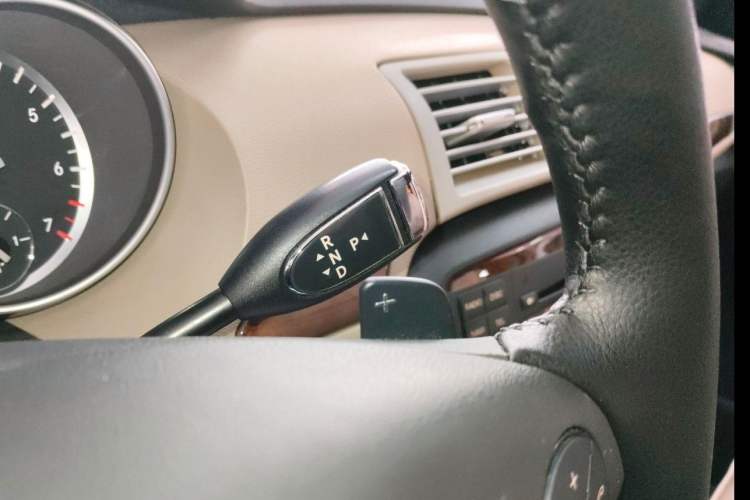 Used Mercedes-Benz R-Class 2011 R 350 L 4MATIC Interior 4