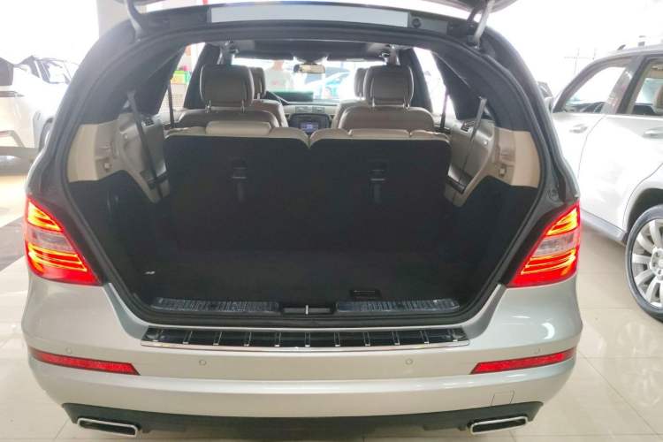 Used Mercedes-Benz R-Class 2011 R 350 L 4MATIC Interior 6