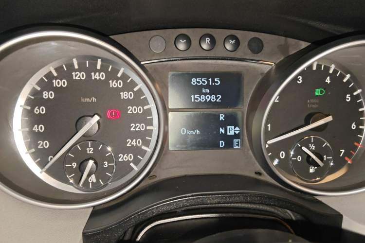 Used Mercedes-Benz R-Class 2011 R 350 L 4MATIC Odometer Close Up