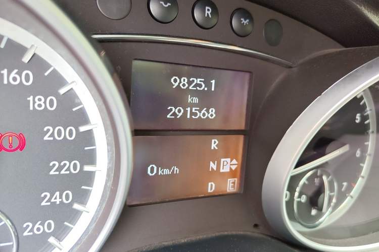 Used Mercedes-Benz R-Class 2011 R 350 L 4MATIC Odometer Close Up